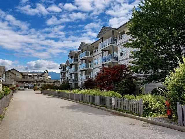 Apartment for sale in Squamish, Squamish, 107 1203 Pemberton A.