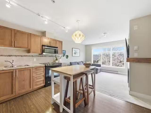 Apartment for sale in Squamish, Squamish, 319 1211 Village Gre.