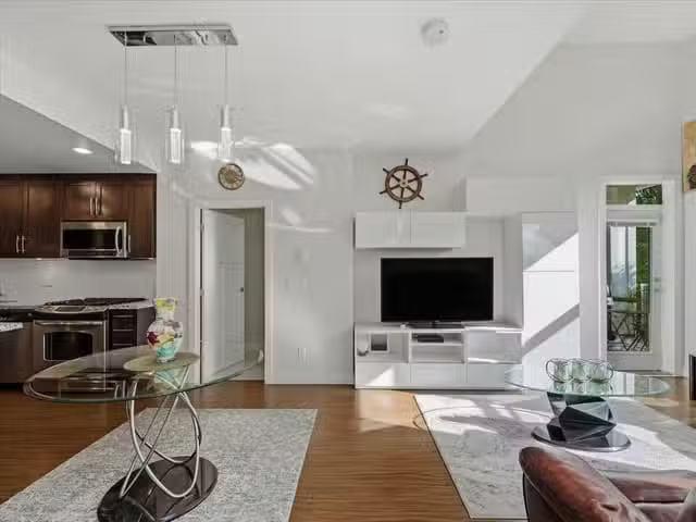 Apartment for sale in Surrey, South Surrey White Rock, Avenue.