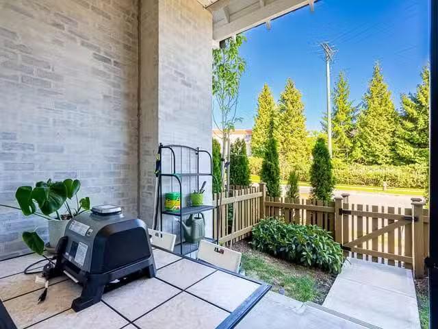Apartment for sale in Surrey, South Surrey White Rock, Street.
