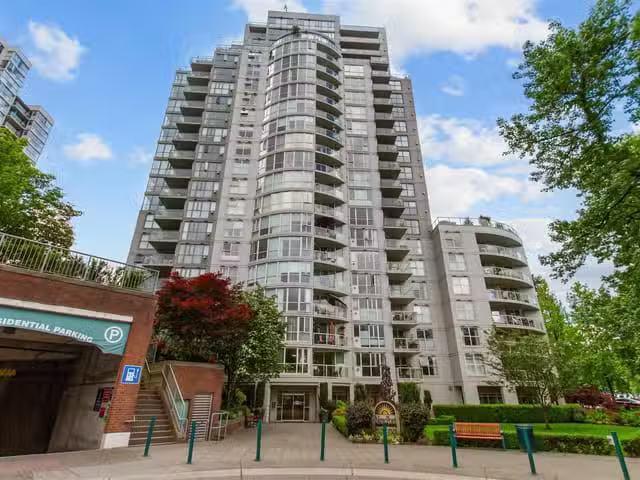 Apartment for sale in Port Moody, Port Moody, 1602 200 Newport.