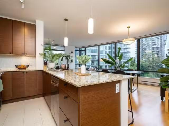 Apartment for sale in Port Moody, Port Moody, 504 400 Capilano.