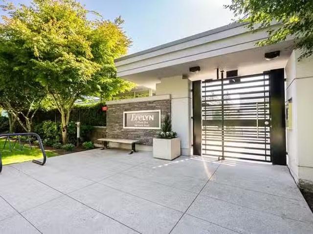 Apartment for sale in West Vancouver, West Vancouver, 101 988.