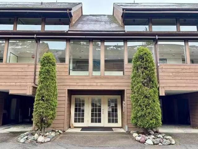 Apartment for sale in Terrace, Terrace, 11 4832 Lazelle Avenue.