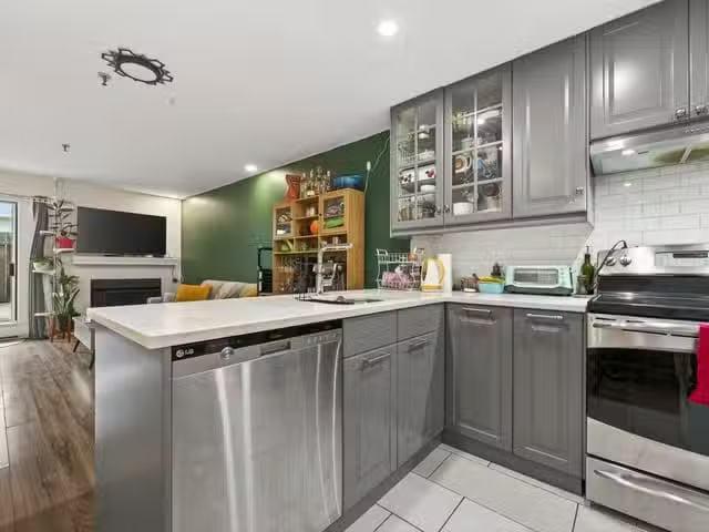 Apartment for sale in Vancouver, Vancouver East, 103 2333 Eton.
