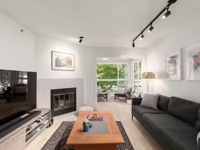 Apartment for sale in Vancouver, Vancouver East, 203 2272 Dund.