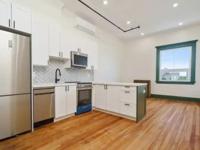 Apartment Hamilton ON 104638623