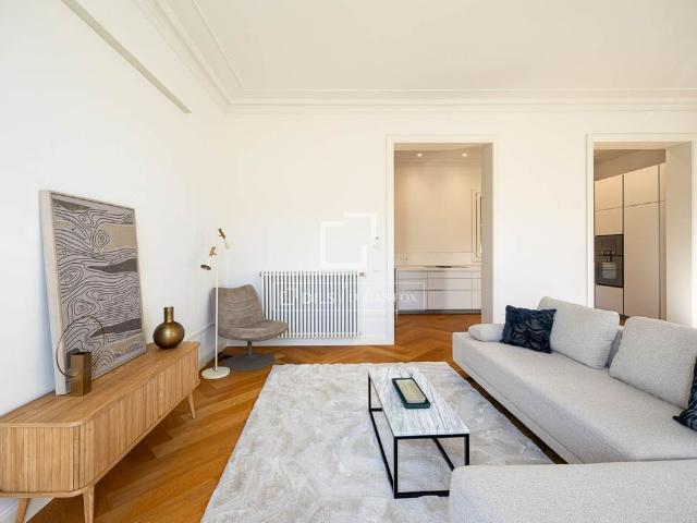 Apartment in excellent condition with 3 bedrooms, communal pool and gym, for rent in Eixample Derecho