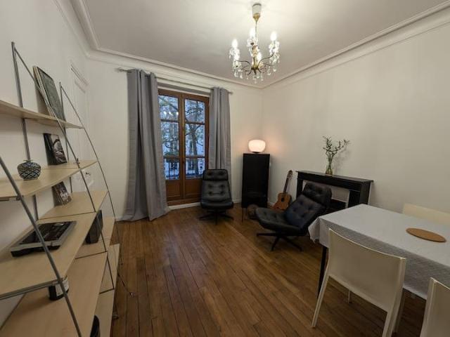 Apartment in front of the Buttes Chaumont