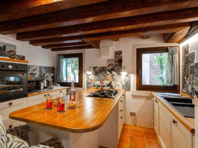 Apartment in San Polo, Venice, Venice Amsterdam Apartments for Rent