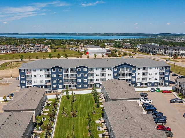 Apartment In Sylvan Lake 1 Bed Plus Den