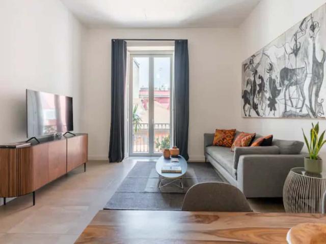 Apartment in Vico Lungo Teatro Nuovo, Napoli for 105 m² with 2 bedrooms