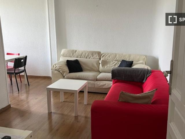 Se alquila piso de 4 habitaciones en Jerónimos, Madrid