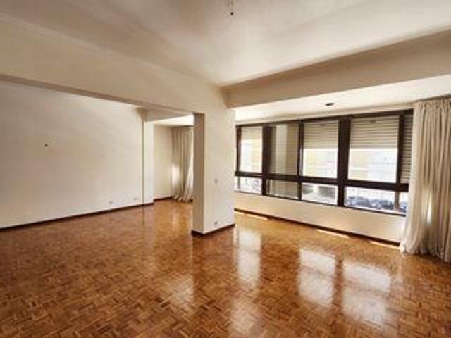 Apartment Refurbished 3+1 bedrooms for rent Loures parking lot, marquee, store room