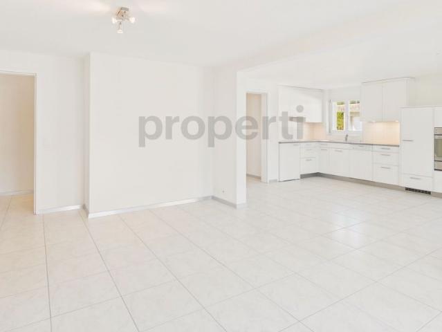 Modern 3.5 room apartment with spacious floor plan and sunny outdoor area in Utzigen
