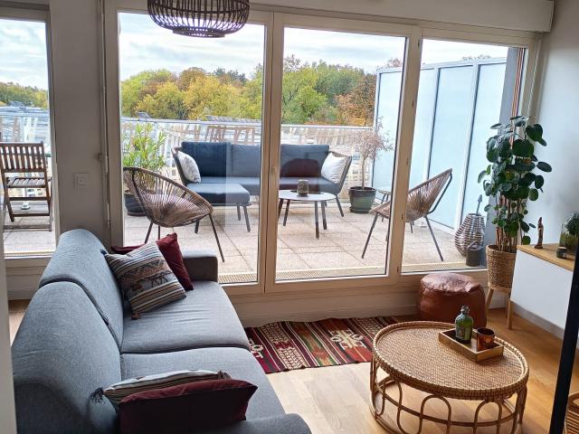 Apartment with terrace near the RER