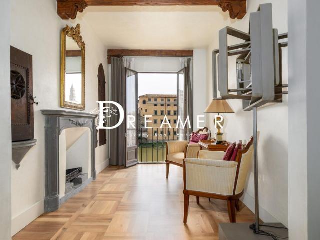 Apartment with a view of the Lungarno in Florence