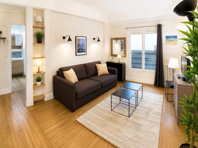 Apartment with balcony, view around Eiffel and into Paris