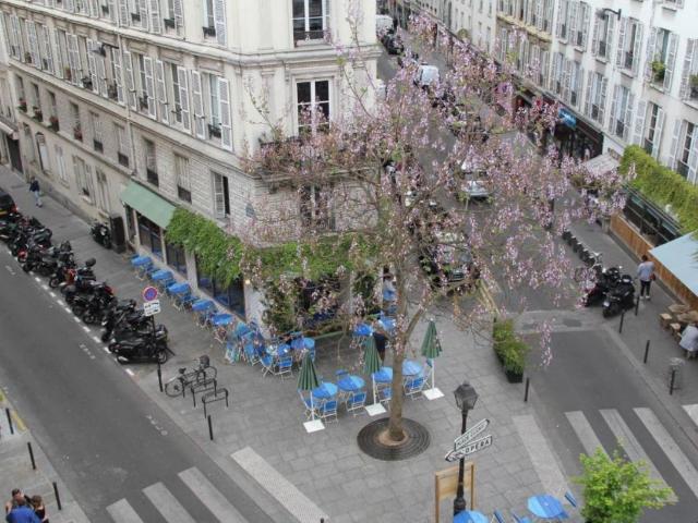 Apartment with balcony, view around Eiffel and into Paris, Paris Amsterdam Apartments for Rent