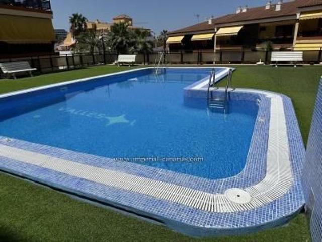 Apartment with beautiful views and a large balcony. Close to supermarket and restaurants