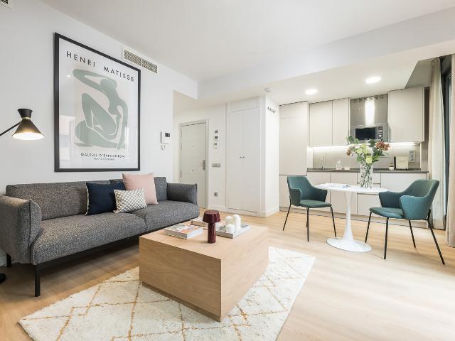 Apartment with interior courtyard in La Guindalera