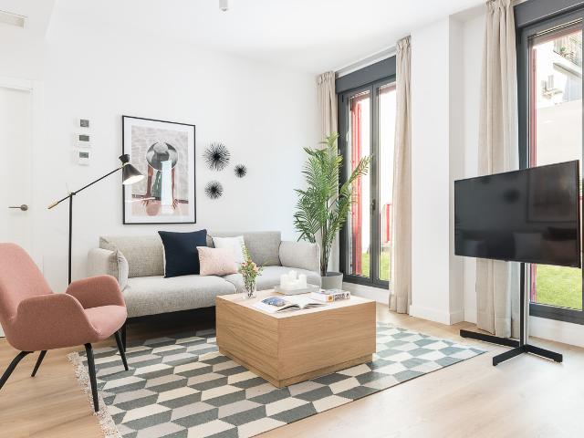 Apartment with interior courtyard in La Guindalera