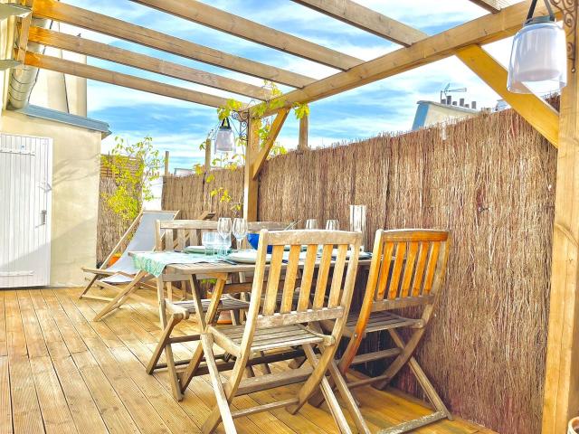 apartment with large south facing terrace and view of the rooftops, Paris Amsterdam Apartments for Rent