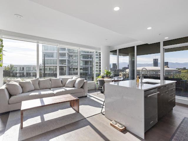 Apartment with pool