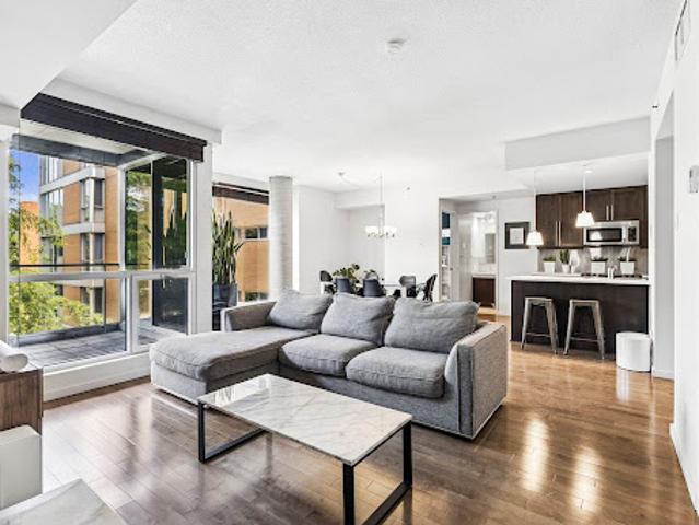 Apartment with pool