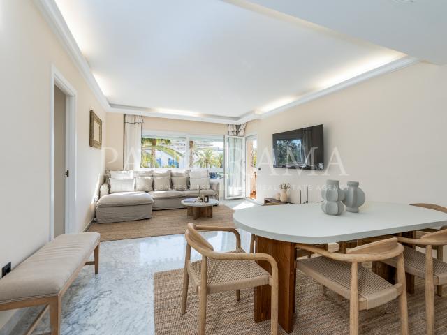 Apartment with sea views in a beachfront community Playa Rocio in Puerto Banús