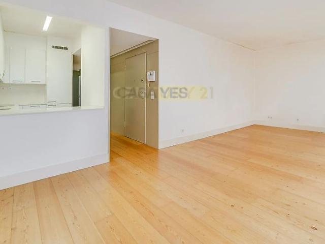 Apartment T2 in Santo António, Lisboa