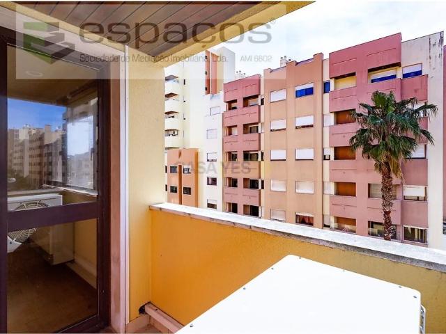 Apartment T3 in Carnide, Lisboa