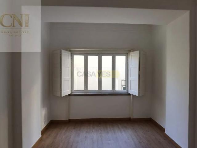 Apartment T3 in Areeiro, Lisboa