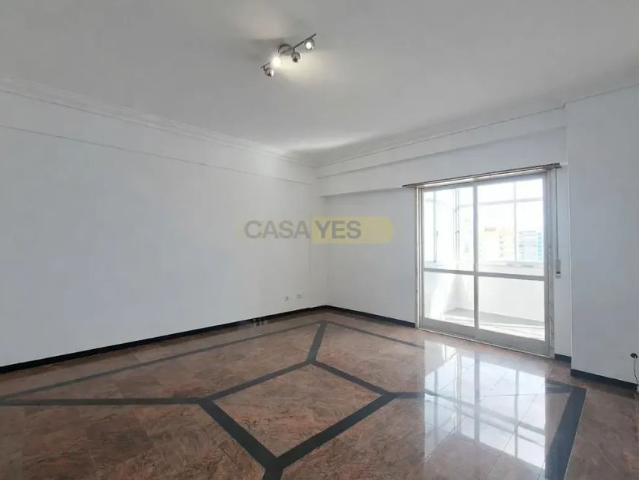 Apartment T3 in Areeiro, Lisboa