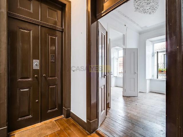 Apartment T3 in Santo António, Lisboa