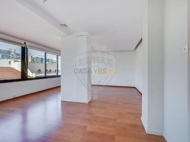 Apartment T3 in Santo António, Lisboa