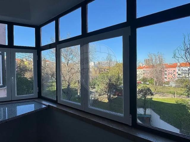 Apartment T5 in Areeiro, Lisboa