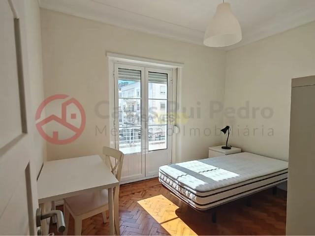 Apartment T5 in Areeiro, Lisboa