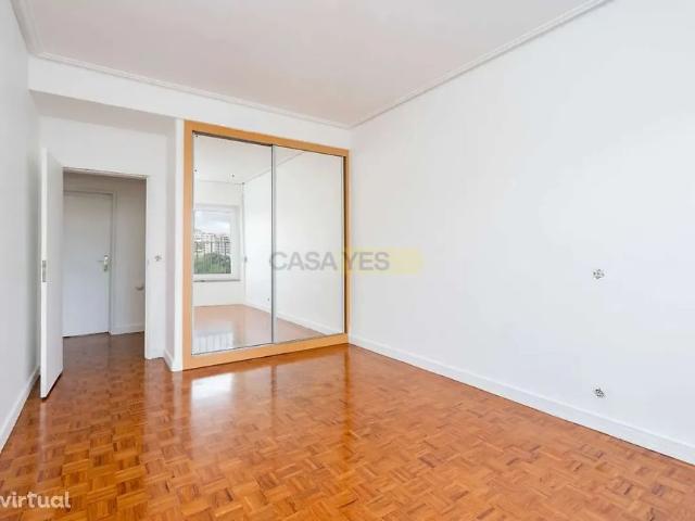 Apartment T5 in Santo António, Lisboa