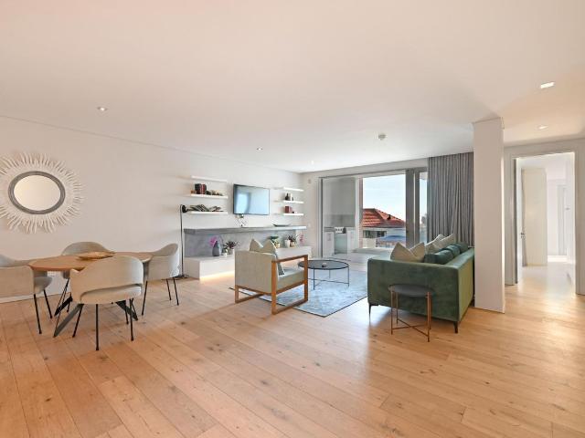 Apartment to rent in Sea Point, Cape Town