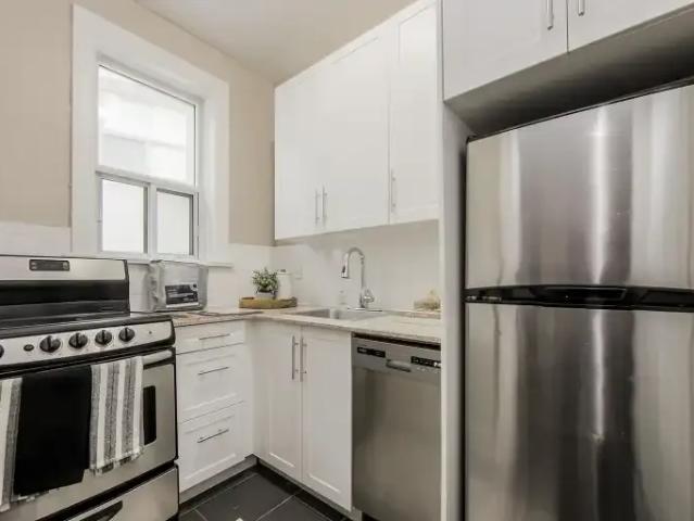 Apartment Toronto ON LS102052403