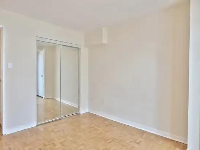 Apartment Toronto ON LS102085366