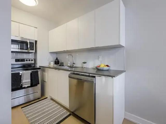 Apartment Toronto ON LS102085750