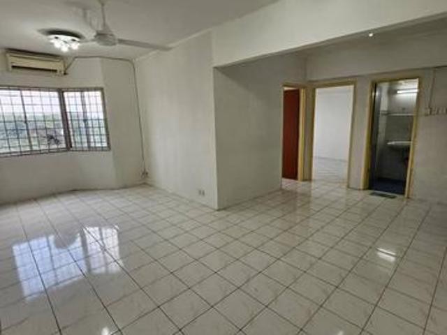 Apartment Vista Serdang 3R2B Condo Seri Kembangan Bus Station Sale