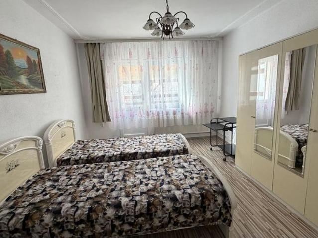 Apartament modern 3 camere cu balcoan terasa și curte comuna in Strand