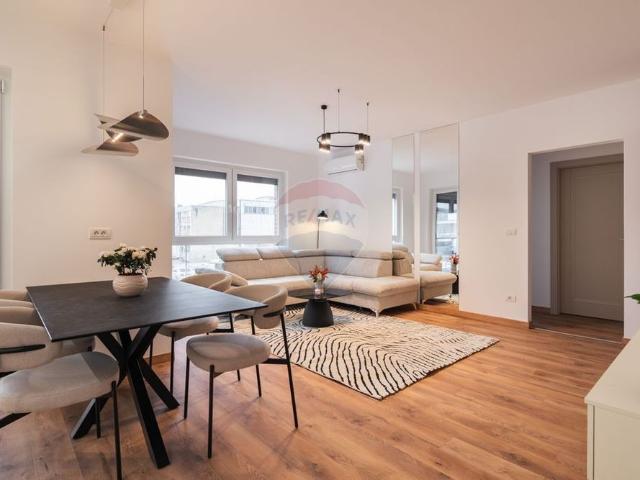 Apartament modern 3 camere, prima închiriere, loc parcar.