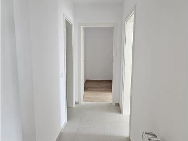 Apartament modern,semimobilat 3 camere si 2 bai prima inchiriere