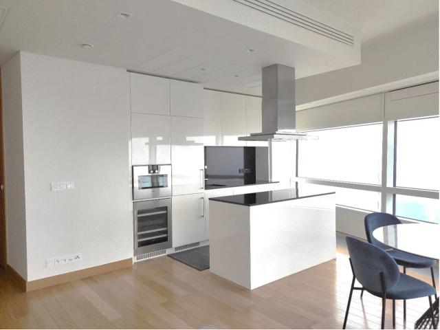 Apartament na 36. piętrze, Złota 44