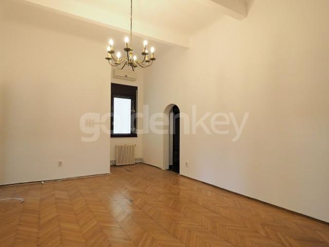 Apartament nemobilat cu 4 camere in vila | zona linistita | ID:1045730