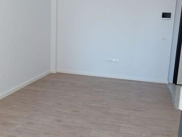 Apartament nemobilat cu terasă, cu acces la piscina